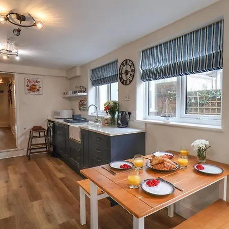 Sunnyvale House 휫비