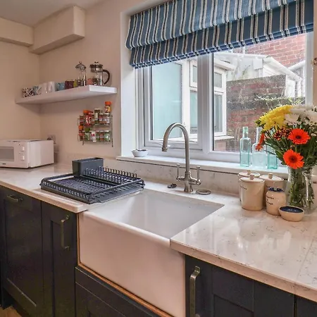 Sunnyvale House 휫비