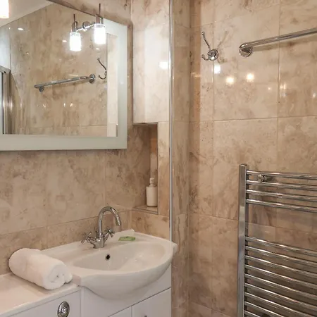 Sunnyvale House 휫비